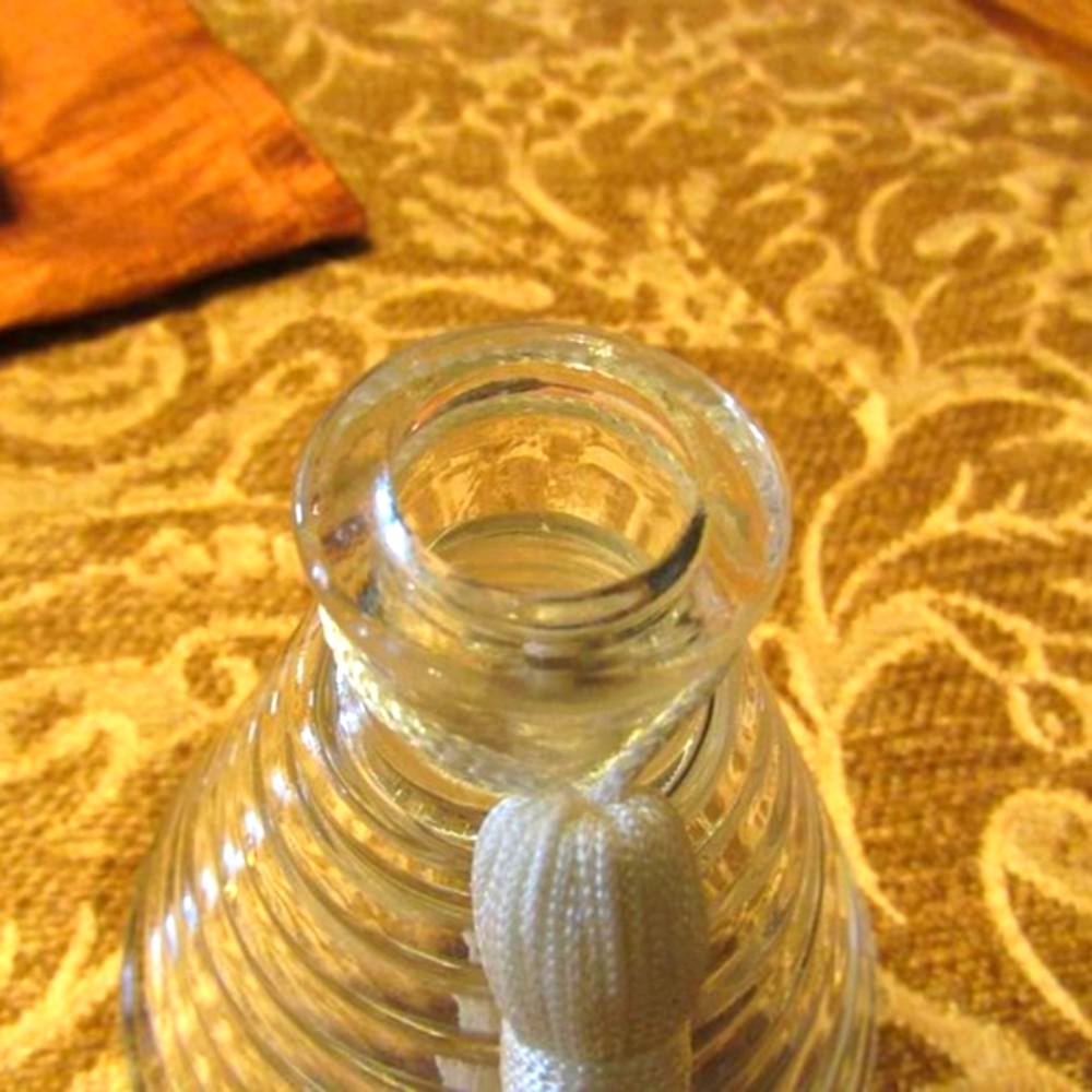 🔸🌷🔸Lovely Vtg Glass Pyramid Spiral Perfume Bottle & Cream Silk Tassel Accent - Picture 5 of 8